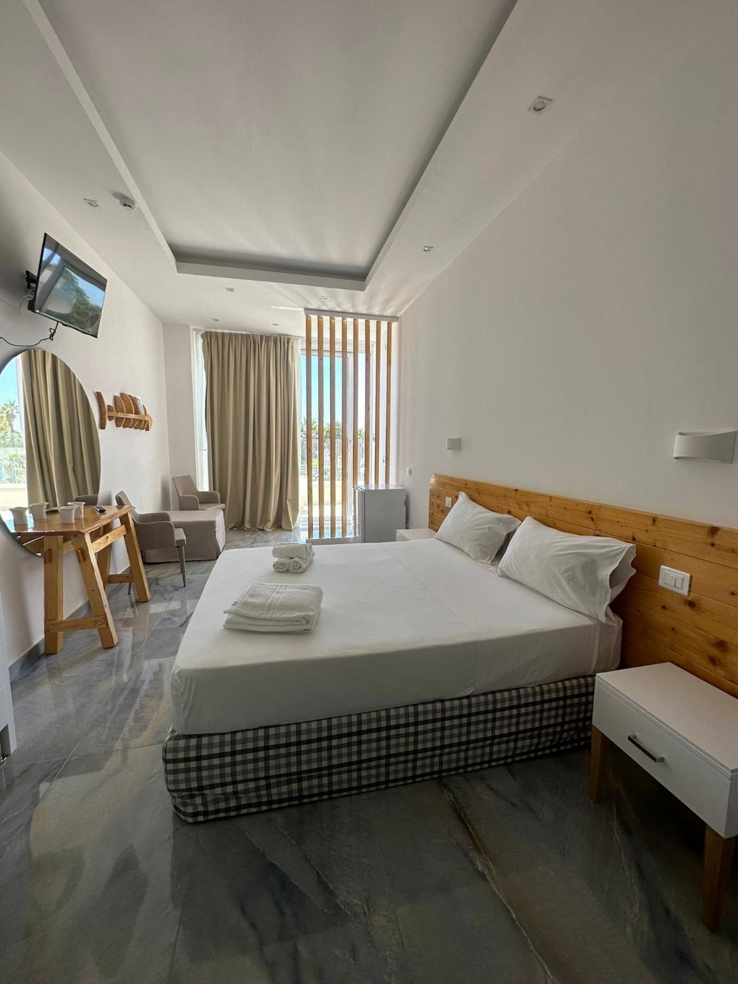 Jonium Hotel - Amazing Sea View And Swimming Pool Пулзано Екстериор снимка